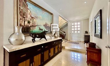 Casa en Venta con Frente a Laguna en Isla Dorada Cancún