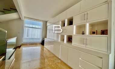 Casa en Venta con Frente a Laguna en Isla Dorada Cancún