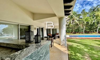 Casa en Venta con Frente a Laguna en Isla Dorada Cancún