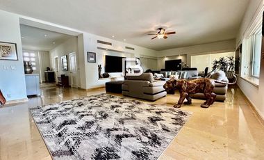 Casa en Venta con Frente a Laguna en Isla Dorada Cancún