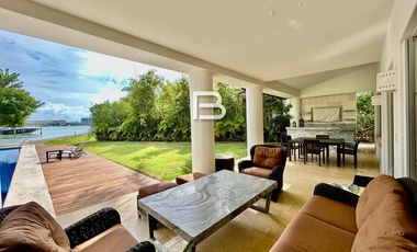 Casa en Venta con Frente a Laguna en Isla Dorada Cancún