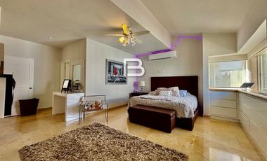 Casa en Venta con Frente a Laguna en Isla Dorada Cancún