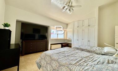 Casa en Venta con Frente a Laguna en Isla Dorada Cancún