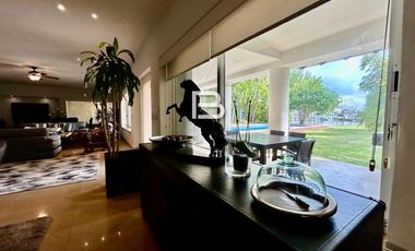 Casa en Venta con Frente a Laguna en Isla Dorada Cancún