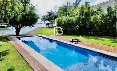 Casa en Venta con Frente a Laguna en Isla Dorada Cancún