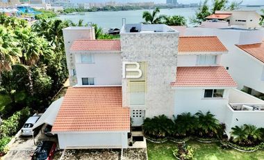 Casa en Venta con Frente a Laguna en Isla Dorada Cancún