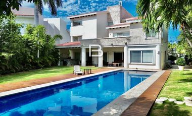 Casa en Venta con Frente a Laguna en Isla Dorada Cancún