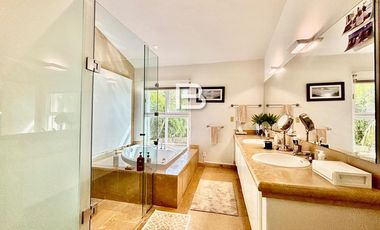 Casa en Venta con Frente a Laguna en Isla Dorada Cancún