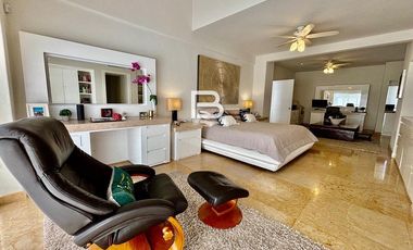 Casa en Venta con Frente a Laguna en Isla Dorada Cancún