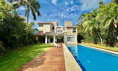 Casa en Venta con Frente a Laguna en Isla Dorada Cancún