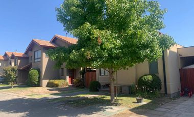 Casa en arriendo c/ estacionamiento en Avenida San Juan