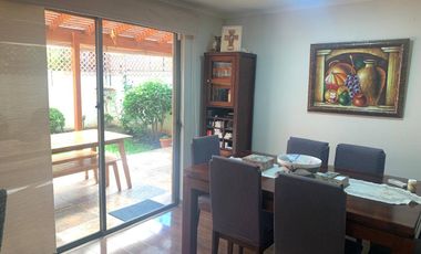 Casa en arriendo c/ estacionamiento en Avenida San Juan