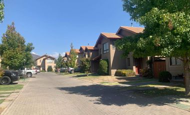 Casa en arriendo c/ estacionamiento en Avenida San Juan