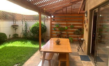 Casa en arriendo c/ estacionamiento en Avenida San Juan