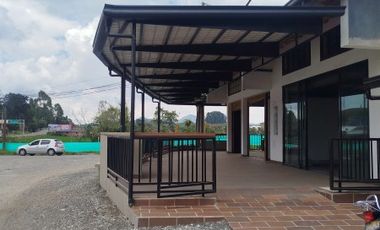 Local comercial esquinero, junto a via principal,bomba de gasolina y acceso al cerro Chapecoense.