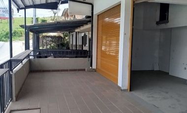 Local comercial esquinero, junto a via principal,bomba de gasolina y acceso al cerro Chapecoense.