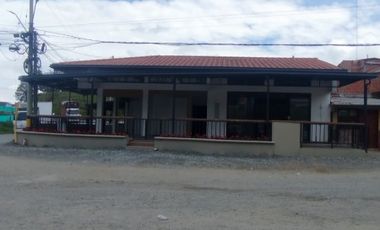 Local comercial esquinero, junto a via principal,bomba de gasolina y acceso al cerro Chapecoense.