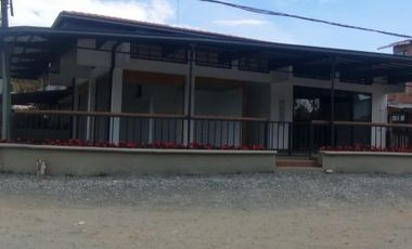 Local comercial esquinero, junto a via principal,bomba de gasolina y acceso al cerro Chapecoense.