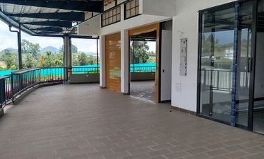 Local comercial esquinero, junto a via principal,bomba de gasolina y acceso al cerro Chapecoense.