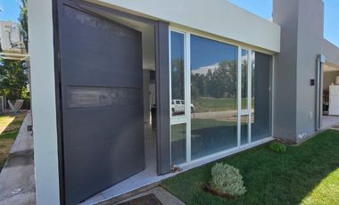CASA EN VENTA EN BARRIO PRIVADO CRUZ DEL SUR GRAL. ROCA