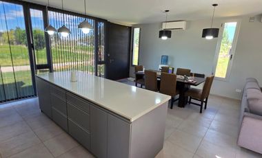 CASA EN VENTA EN BARRIO PRIVADO CRUZ DEL SUR GRAL. ROCA