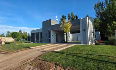 CASA EN VENTA EN BARRIO PRIVADO CRUZ DEL SUR GRAL. ROCA