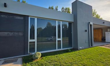 CASA EN VENTA EN BARRIO PRIVADO CRUZ DEL SUR GRAL. ROCA