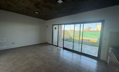 Casa en alquiler, dos dormitorios  mas pileta, Barrio Norte, Villa Allende