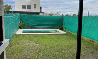 Casa en alquiler, dos dormitorios  mas pileta, Barrio Norte, Villa Allende