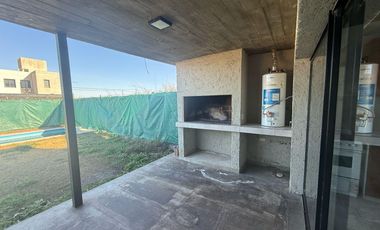 Casa en alquiler, dos dormitorios  mas pileta, Barrio Norte, Villa Allende