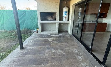 Casa en alquiler, dos dormitorios  mas pileta, Barrio Norte, Villa Allende