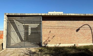 Casa en alquiler, dos dormitorios  mas pileta, Barrio Norte, Villa Allende