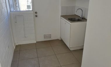 CASA 2D/1B CON ESTACIONAMIENTO Y PATIO