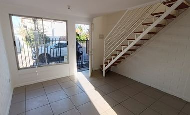 CASA 2D/1B CON ESTACIONAMIENTO Y PATIO