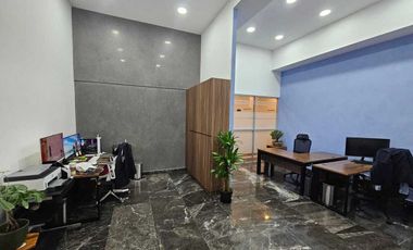 Oficina grande en Park Pedregal con estacionamiento