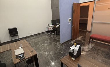 Oficina grande en Park Pedregal con estacionamiento