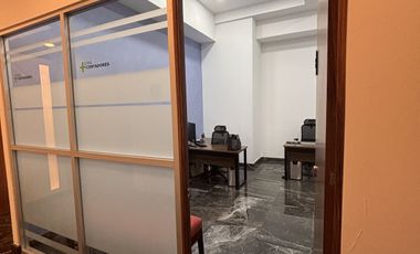 Oficina grande en Park Pedregal con estacionamiento