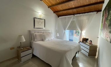 CASA CACIQUE IMPERIAL EN VENTA 3 HABITACIONES + CUARTO DE SERVICIO 2 PISOS AREA 185m2  BUCARAMANGA (AT)