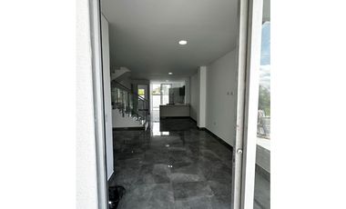 CASA EN CONJUNTO CERRADO EN QUIMBAYA
