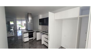 CASA EN CONJUNTO CERRADO EN QUIMBAYA