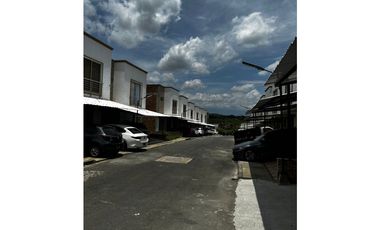 CASA EN CONJUNTO CERRADO EN QUIMBAYA
