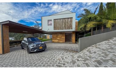 Casa de dos niveles para la renta tradicional en Palmas