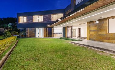 Casa de dos niveles para la renta tradicional en Palmas