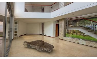 Casa de dos niveles para la renta tradicional en Palmas