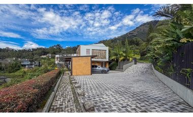Casa de dos niveles para la renta tradicional en Palmas