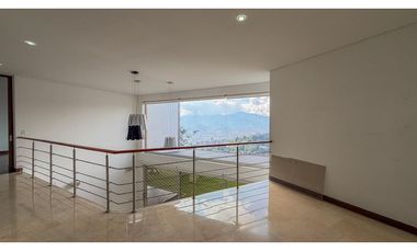 Casa de dos niveles para la renta tradicional en Palmas