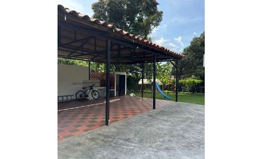 CASA CAMPESTRE EN CONJUNTO CERRADO EN QUIMBAYA