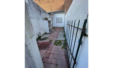 Chalet 5 amb. con patio y garaje + depto 3 amb. independiente