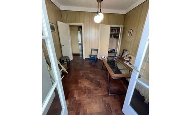 Chalet 5 amb. con patio y garaje + depto 3 amb. independiente