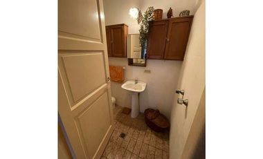 Chalet 5 amb. con patio y garaje + depto 3 amb. independiente